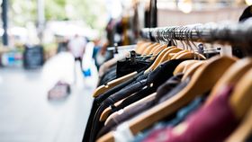 Cumpărăturile impulsive ne sărăcesc! Doi din trei români au cumpărat produse pe care nu le-au folosit niciodată